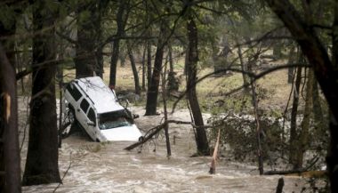 Penyiar Tak Tahu, Korban Banjir Diwawancara di Atas Pohon