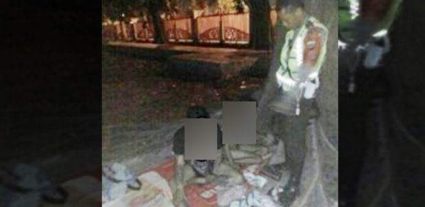 Kurang Ajar... Pria Ini Kepergok Berbuat Mesum di Bawah Pohon di Halaman Mesjid Raya