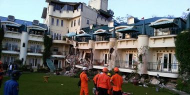 Longsor Terjang Hotel di Cipanas pada Tengah Malam, Satu Keluarga Tertimbun