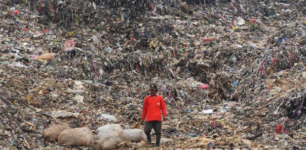 Meski Gaji Hanya Rp35 Ribu Sebulan, Tukang Sampah Ini Akhirnya Berangkat Naik Haji