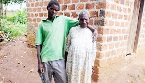 Kesal dengan Mantan Istri, Pemuda Ini Nikahi Nenek 70 Tahun