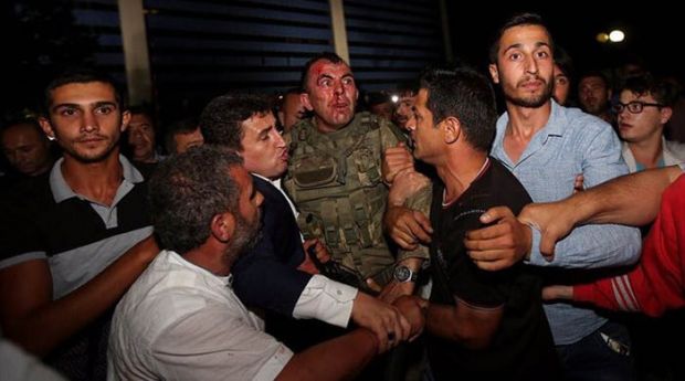 Kudeta Turki Berhasil Digagalkan, Rakyat Justru Ramai-ramai Tangkap Tentara yang Memberontak