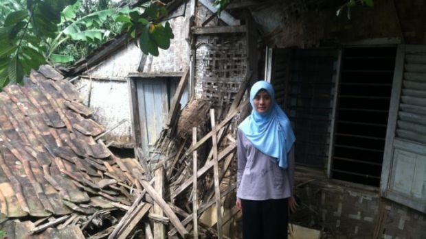 Suka Sama Anak Kecil, Guru TK Cantik Ini Rela Digaji Rp350 Ribu dan Ikhlas Tinggal di Rumah Reot yang Hampir Ambruk