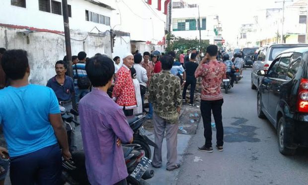 Satpol PP Pematangsiantar Hancurkan Bangunan Milik Pedagang Makanan di Pinggir Jalan Cokro Muhammadiyah