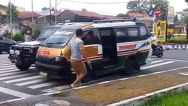 Bercelana Pendek, Polisi di Siantar ini Turun dari Mobilnya Kejar Terduga Pencuri di dalam Angkot