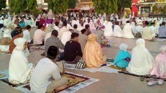 Astaghfirullah, Saf Tak Dipisah, Jemaah Pria dan Wanita Bercampur-baur pada Salat Idul Adha di Lapangan Simpanglima Semarang