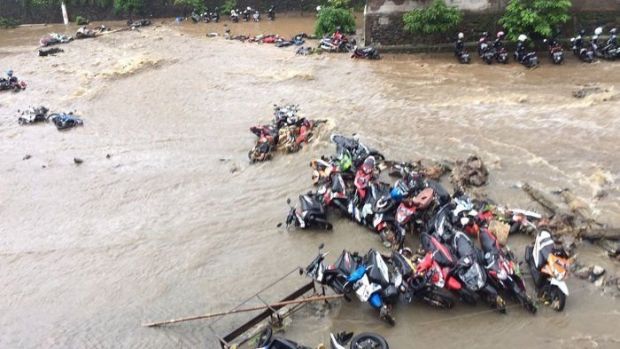 Siswa Histeris Lihat Ratusan Motor Tersapu Banjir
