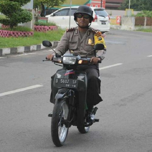 Bukan Pencitraan! Seorang Kapolres di Riau Sehari-hari Bertugas Pakai Motor Butut yang Dimiliki Sejak SMA dan Setiap Pindah Tugas Selalu Dibawa