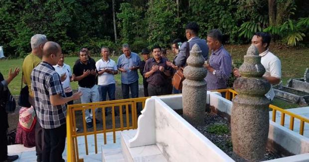 Rektor dan Dosen Pascasarjana UIR Ziarah Akademik ke Makam Tuanku Tambusai di Malaysia