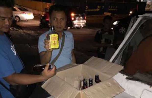 Polsek Senapelan Razia Warung Pinggir Jalan, Puluhan Botol Miras Disita