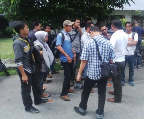 Pria Kekar Nyaris Ribut dengan Wartawan saat KPK Geledah Rumah Mewah di Jalan Sambu