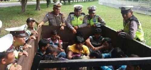 Hendak ke Malaysia, 14 Orang Warga Asal Bangladesh Ditelantarkan Sopir di Jalan Lintas Riau-Sumut, Uang Ratusan Dolar AS Disikat, Kartu <i>Handphone</i> Dicopot