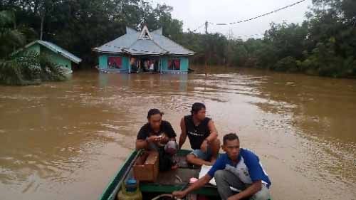 Banjir Besar Landa Sebagian Kecamatan Ukui Pelalawan, Ketinggian Air Capai 3 Meter