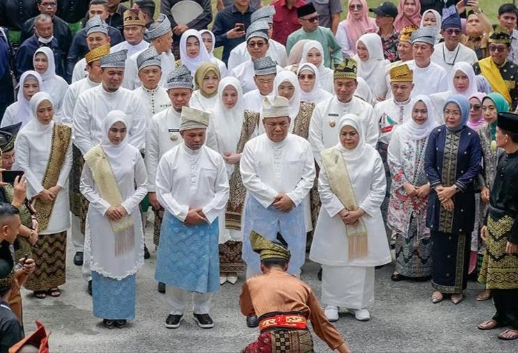 <b>Gubernur dan Wakil Gubernur bersama 11 Pasangan Kepala Daerah Lainnya di Riau Jalani Prosesi Adat Melayu</b>