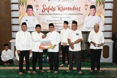 bwagub-kepri-serahkan-csr-brk-syariah-di-safari-ramadan-batam-untuk-masjid-tertua-tanjungumab