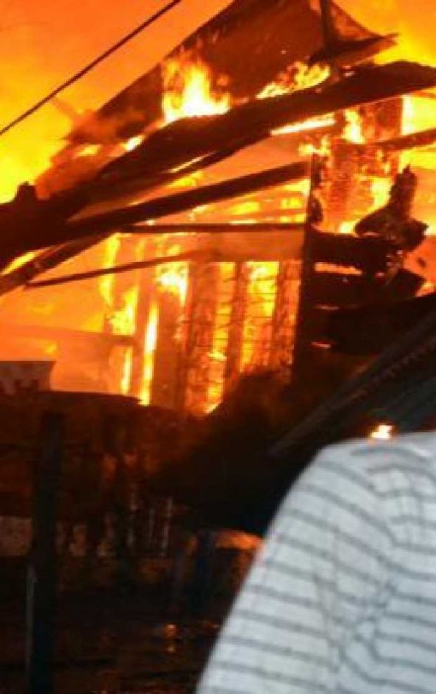 Kebakaran Hebat di Permukiman Padat Jalan Bintan Dumai, 50 Rumah Warga Ludes