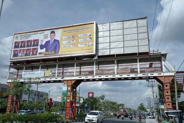 Reklame Melawan Corona Bergambar Ketua dan Sejumlah Anggota DPRD Pekanbaru Muncul di JPO yang Diduga Ilegal