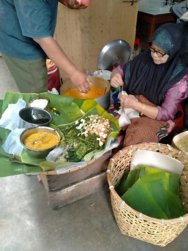 blontong-serundeng-mbah-ponijah-yang-melegenda-di-pasar-sandang-pangan-selatpanjang-ternyata-usaha