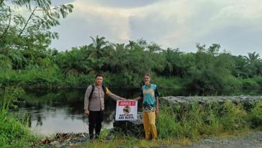 bspanduk-awas-buaya-dipasang-polisi-di-pinggir-sungai-bangko-rokan-hilir-usai-5-warga-tewas