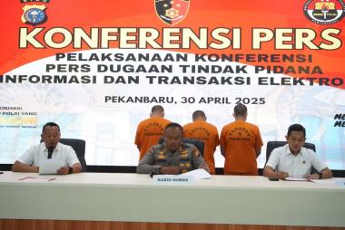 bsindikat-pembuatan-buku-nikah-dan-ktp-ilegal-yang-beroperasi-melalui-medsos-dibongkar-polda-riaub
