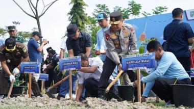 bburuh-di-riau-aksi-tanam-pohon-bersama-polisi-dan-pemerintahb