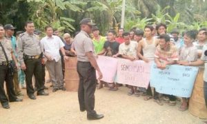Dianggap ”Cuek” dengan Lingkungan Sekitar, Masyarakat Desa Bukitgajah Pelalawan Demo PT Inti Indosawit Subur