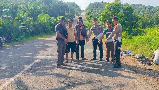 <b>Mobil Land Cruiser Bernopol Sumut dan Ambulans Tabrakan di Pelalawan Riau, 2 Orang Tewas</b>