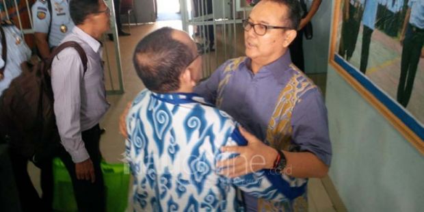 Berpelukan Hangat di Lapas Pekanbaru, Ruhut Sitompul Panggil Rusli Zainal dengan Sebutan ”Pak Gubernur”
