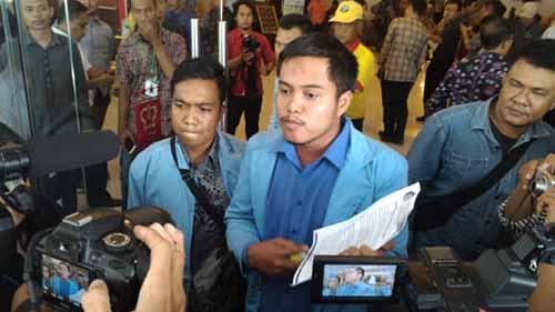 Usai Berceramah, Menteri Koordinator Perekonomian ”Dihadiahi” Sebungkus Garam oleh Mahasiswa Riau