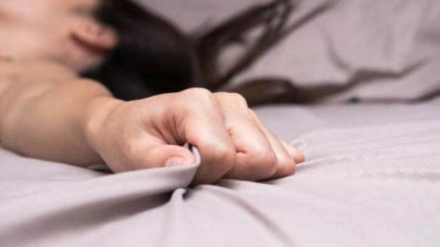 Ibu Muda Berteriak Histeris karena Melihat sang Suami Sedang Bugil Berbaring di Samping Anaknya