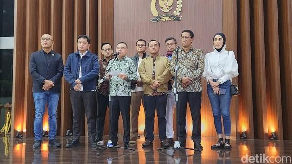 <b>Presiden Prabowo Beri Abolisi ke Tom Lembong dan Amnesti untuk Hasto</b>
