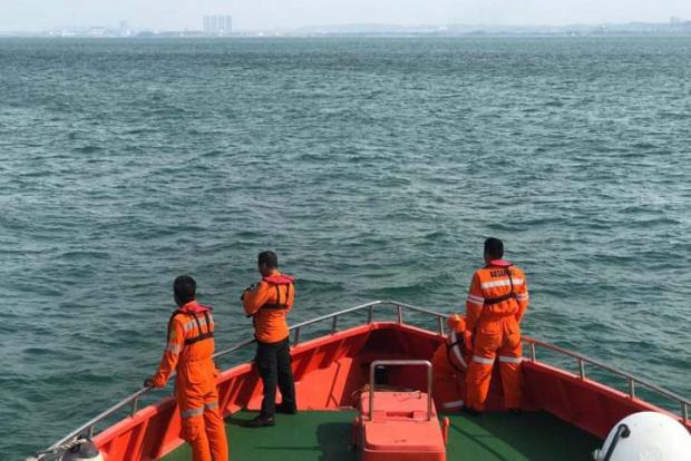 Dua WNI Terombang-ambing 14 Jam di Laut setelah <i>Speedboat</i> Terbelah Bertabrakan dengan Kapal Singapura
