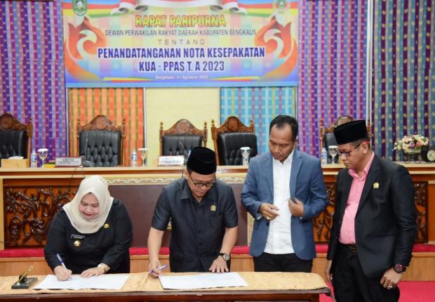 Bupati Kasmarni bersama Ketua DPRD Bengkalis Teken Nota Kesepakatan MoU KUA-PPAS 2023