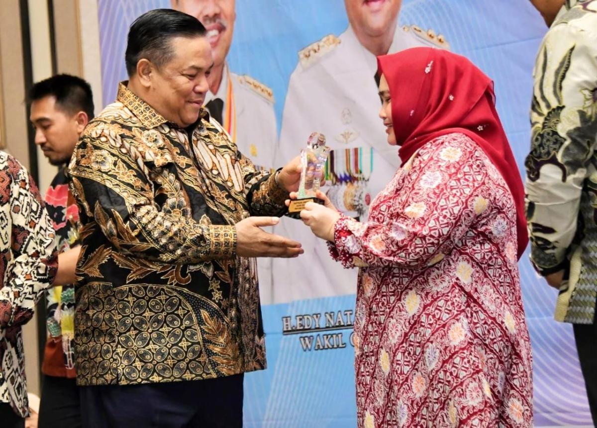 Sukses Lindungi Keselamatan Kerja Masyarakatnya, Bupati Kasmarni Terbaik 1 <i>Paritrana Award Riau</i>