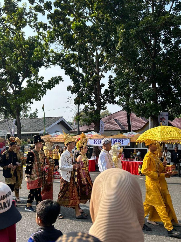 <b>Parade Bhinneka Tunggal Ika Digelar di Pekanbaru, 5.000 Orang Ikut Ramaikan Pawai</b>