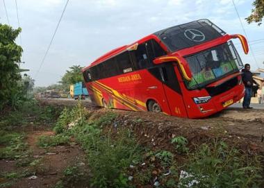 bbus-antarprovinsi-terperosok-di-bekas-galian-pipa-gas-dumaiseimangkei-wilayah-asahanb