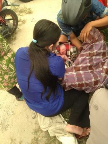 Dramatis..., di Tengah Kepungan Asap, karena Tak Kuat Menahan Ibu Ini Akhirnya Lahirkan Bayi Laki-laki di Pos Polisi
