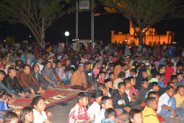 Nonton Bareng di Lapangan Siak Bermadah, Syamsuar Ingatkan Masyarakat Waspada dengan Kebangkitan PKI