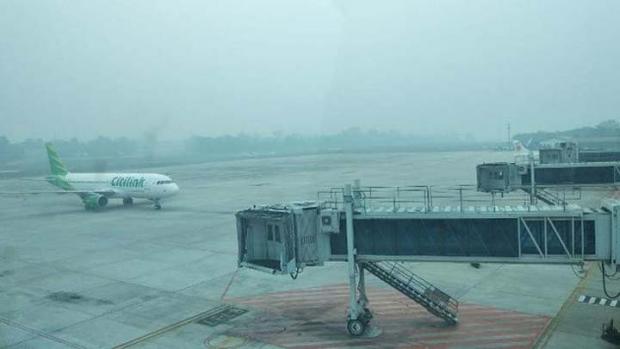 Jarak Pandang Hanya 100 Meter di Bandara SSK II Pekanbaru, 6 Penerbangan Alami Penundaan
