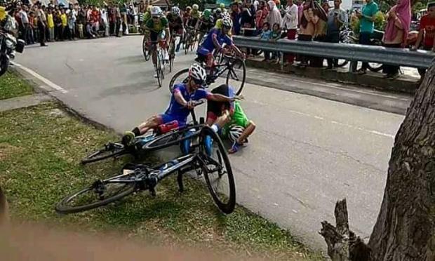 Naas! Jalan Licin, Tiga Pembalap Sapura Cycling Team Malaysia Tersungkur di Etape II <i>Tour</i> <i>de</i> <i>Siak</i> 2017