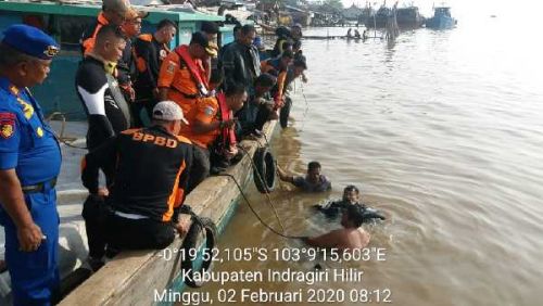 Perahu Pompong yang Ditambat Saat Istirahat Tiba-Tiba Karam di Sungai Indragiri, Anak Berusia 6 Tahun Hilang