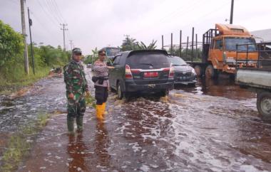 btiga-kabupaten-di-riau-masih-dilanda-banjirb