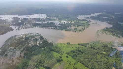 Akibat Banjir, Guru di Desa Kuntu Kabupaten Kampar Harus Tempuh 2,5 Jam untuk Bisa Pulang ke Rumah