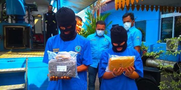 Sembunyikan 9,8 Kg Ganja di Tumpukan Durian, Suami Istri di Pekanbaru Ini Coba Kelabui Petugas