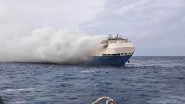 Kapal Pengangkut 4.000 Mobil Mewah Akhirnya Tenggelam setelah Berhari-hari Terbakar