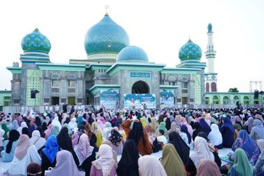 bbuka-puasa-bersama-gubernurwakil-gubernur-riau-ribuan-kaum-mulimin-dan-muslimat-padati-halaman
