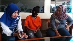 Saat Didatangi Polisi Simpan Belati di Punggungnya, Ibu Kejam yang Paksa 4 Anaknya Mengemis di Pekanbaru Ditetapkan sebagai Tersangka