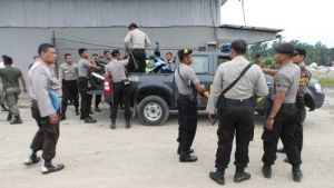 Polisi Bersenjata Diturunkan Buru Gerombolan Tak Dikenal Penyerang Satpol PP di Kantor Camat Pesisir, Kawasan Pelabuhan Disisir