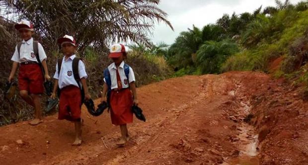 Renungan Hardiknas 2018: Anak-anak di Desa Talangtujuhbuahtangga Indragiri Hulu Harus Berjalan 10 Kilometer Lalui Jalan Rusak ke Sekolah