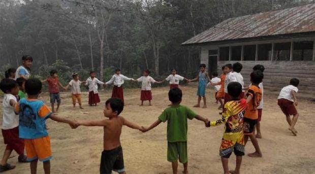Meski Tak Menikmati Fasilitas Negara, Semangat Belajar Anak Suku Pedalaman di Indragiri Hulu Ini Tetap Tinggi